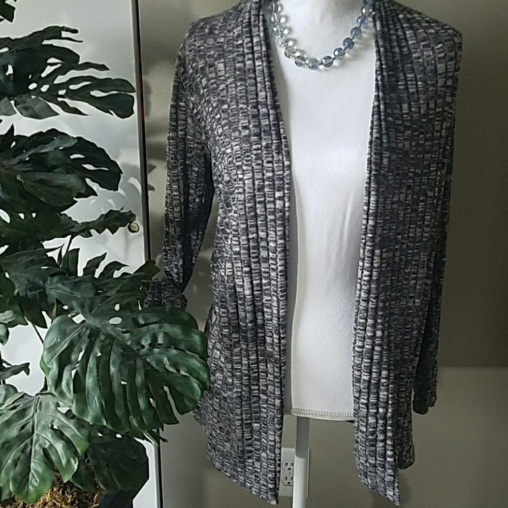 Lightweight women's sweater